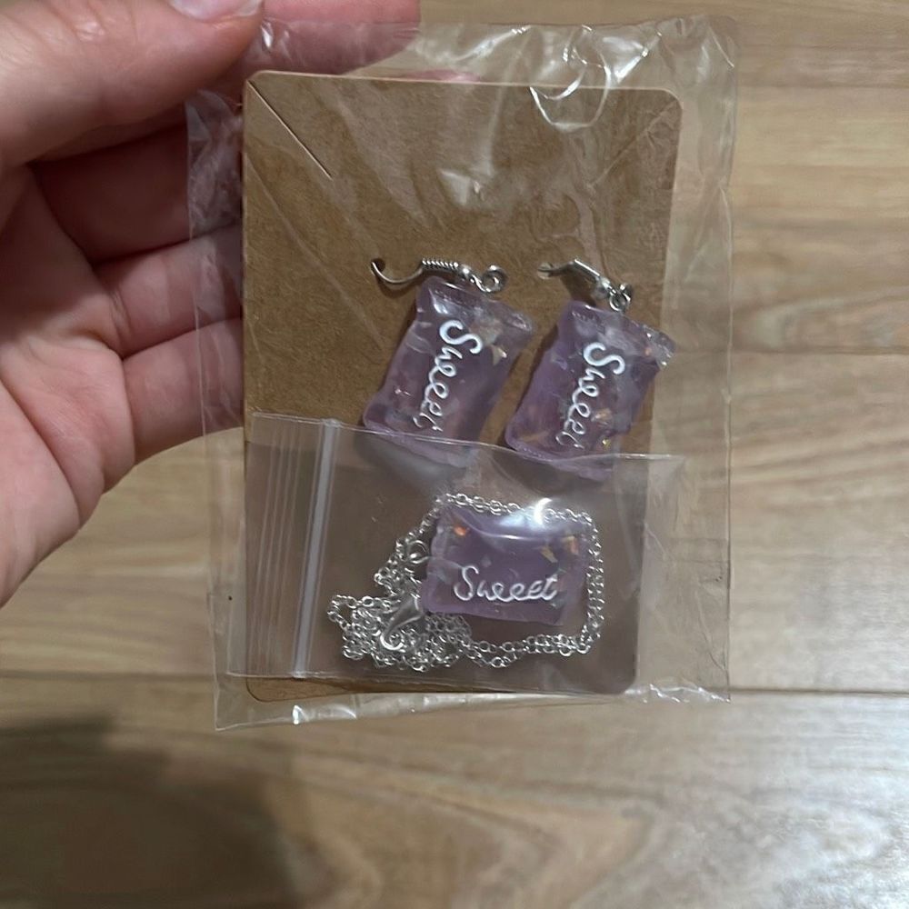 ‎Handmade resin matching necklace and earrings